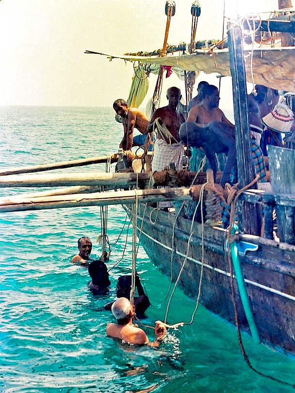 Pearl diving men in the Indian Ocean